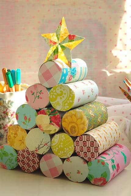árbol de navidad con materiales reciclados